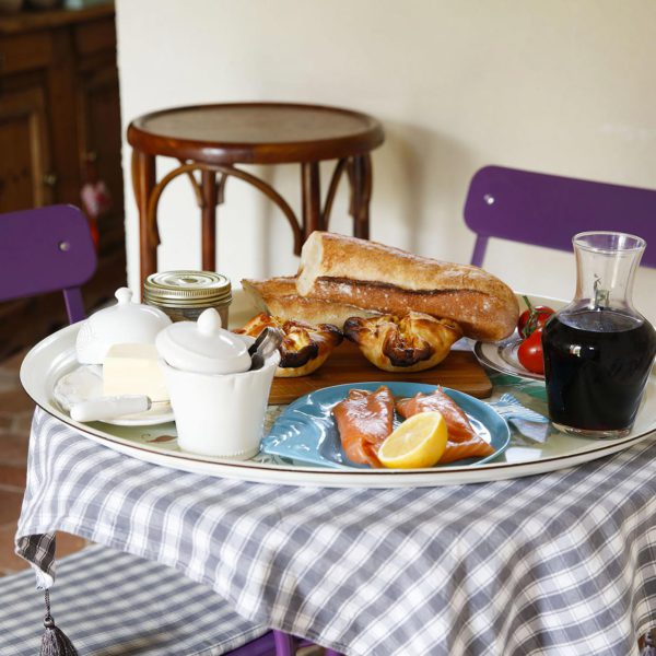 délicieux plateau repas sur table en vichy violette